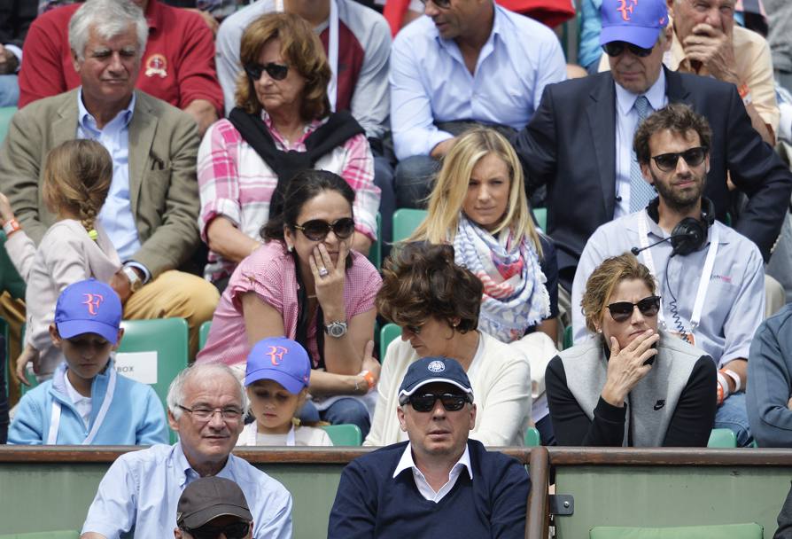 Mirka Federer (ultima a destra) segue in tribuna il marito Roger Federer (Afp)